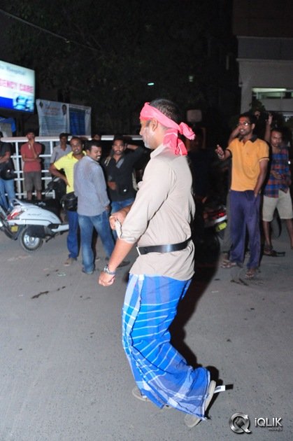 Sardaar-Gabbar-Singh-Movie-Hungama-at-Arjun-Theater